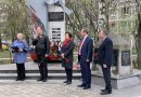 Сотрудники АО «НИЦЭВТ» провели торжественное возложение венка к мемориалу погибшим летчикам.